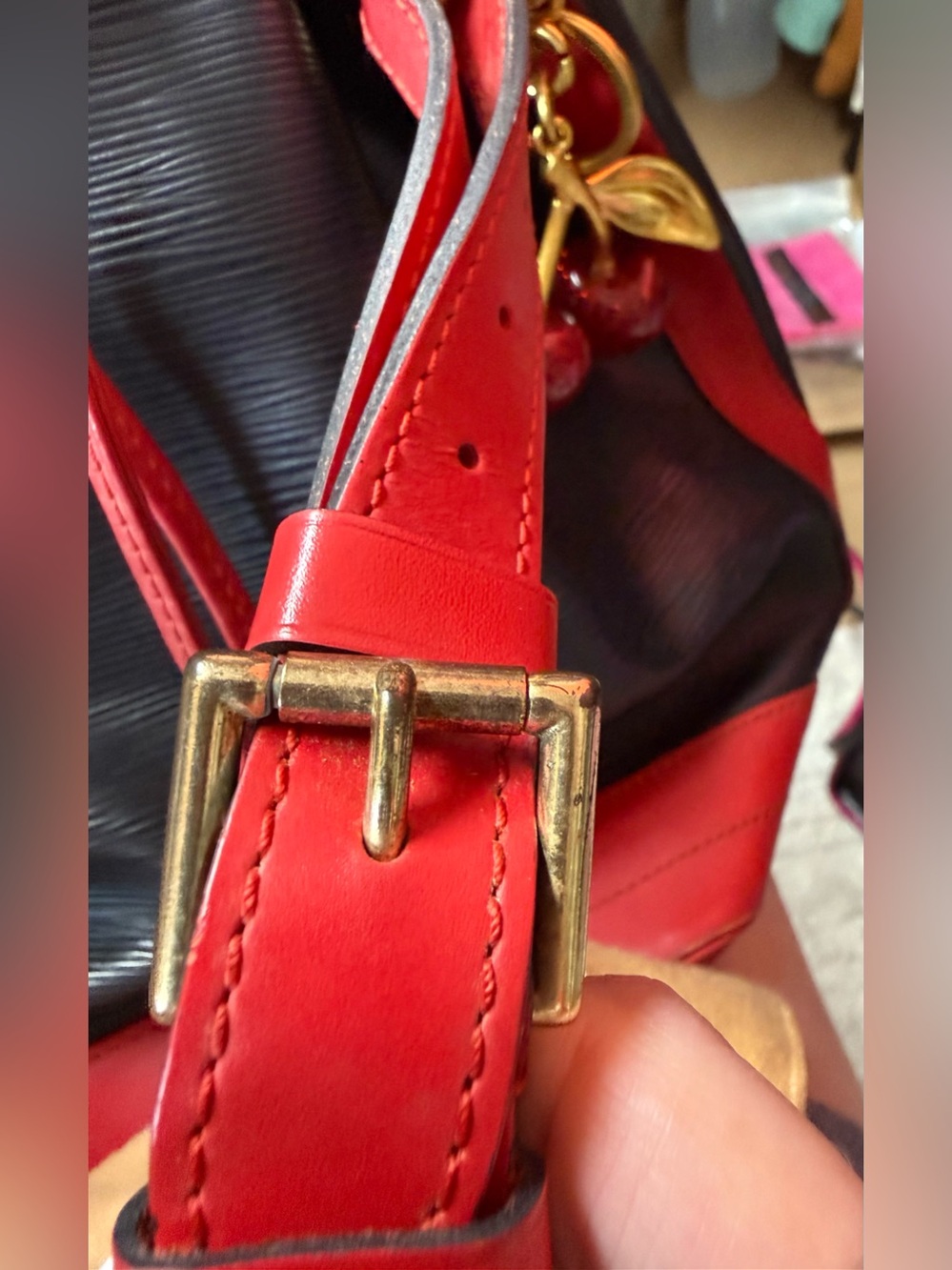 Authentic Louis Vuitton bucket-style shoulder bag Epi leather with red trim. - Picture 14 of 16